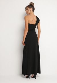 Born2be - Czarna Koktajlowa Taliowana Sukienka na Jedno Ramię z Metaliczną Ozdobą Divalline. Okazja: na imprezę. Kolor: czarny. Wzór: aplikacja. Typ sukienki: asymetryczne. Styl: wizytowy #2