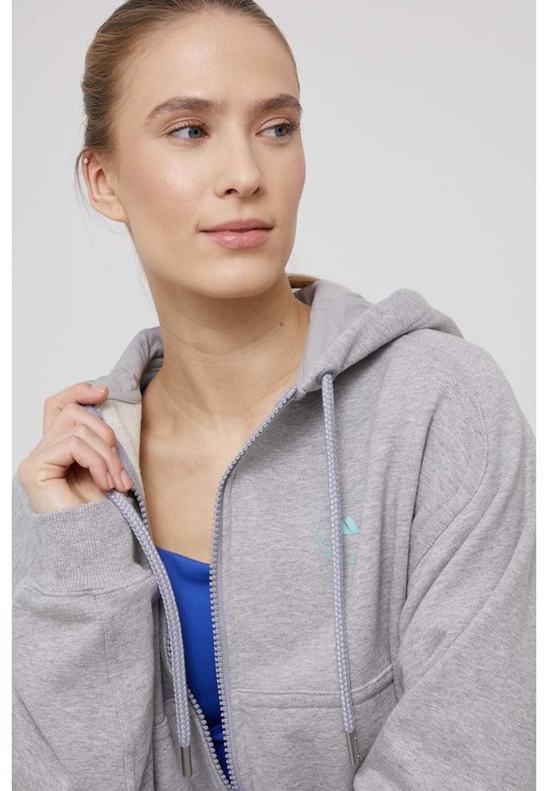 Adidas by Stella McCartney - adidas by Stella McCartney bluza treningowa damska kolor szary z kapturem melanżowa. Typ kołnierza: kaptur. Kolor: szary. Materiał: bawełna. Długość rękawa: raglanowy rękaw. Wzór: melanż