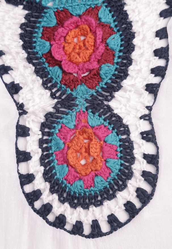 Born2be - Biała Tunika Narzutka Kahlisine. Kolor: biały. Materiał: dzianina. Wzór: kolorowy, ażurowy. Styl: boho