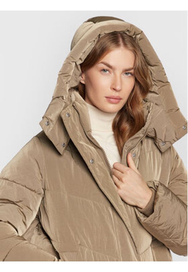 Calvin Klein Kurtka zimowa Modern K20K205127 Beżowy Regular Fit. Kolor: beżowy. Materiał: syntetyk. Sezon: zima