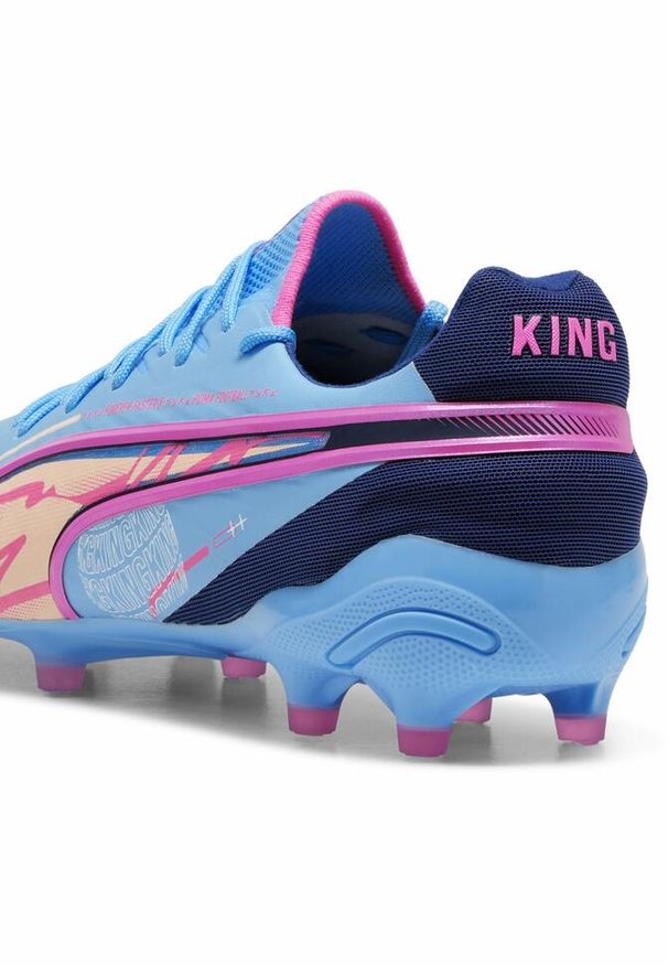 Puma - Buty piłkarskie KING ULTIMATE VOLUME UP FG/AG PUMA. Kolor: wielokolorowy, różowy, niebieski. Sport: piłka nożna