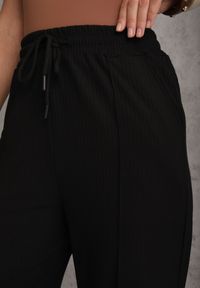 Renee - Czarne Prążkowane Spodnie High Waist z Szerokimi Nogawkami Ginorria. Stan: podwyższony. Kolor: czarny. Materiał: prążkowany. Długość: krótkie. Sezon: lato #5