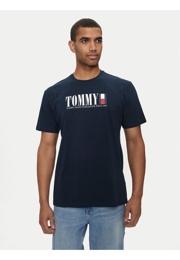 Tommy Jeans T-Shirt DNA Flag DM0DM18533 Granatowy Regular Fit. Kolor: niebieski. Materiał: bawełna