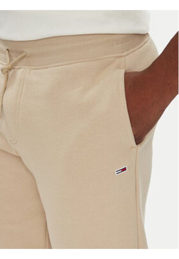 Tommy Jeans Spodnie dresowe Flag DM0DM20473 Beżowy Slim Fit. Kolor: beżowy. Materiał: bawełna