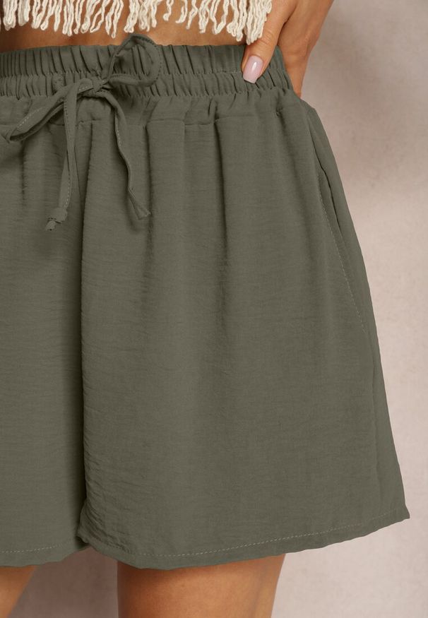 Renee - Ciemnozielone Szorty o Luźnym Kroju High Waist z Gumką w Talii Vimallora. Okazja: na imprezę. Stan: podwyższony. Kolor: zielony. Sezon: lato. Styl: elegancki