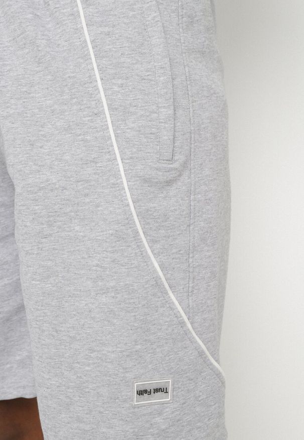 Born2be - Szare Dresowe Szorty Bermudy z Ozdobnymi Przeszyciami Nitarria. Okazja: na co dzień. Kolor: szary. Materiał: dresówka. Styl: sportowy, klasyczny, elegancki, casual