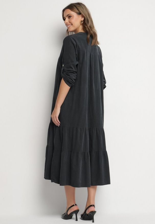 Born2be - Ciemnoszara Bawełniana Rozkloszowana Sukienka z Falbanką i Regulowanymi Rękawami Rivesi. Okazja: na co dzień. Typ kołnierza: dekolt w kształcie V, kołnierz z falbankami. Kolor: szary. Materiał: bawełna. Typ sukienki: proste. Styl: elegancki, casual