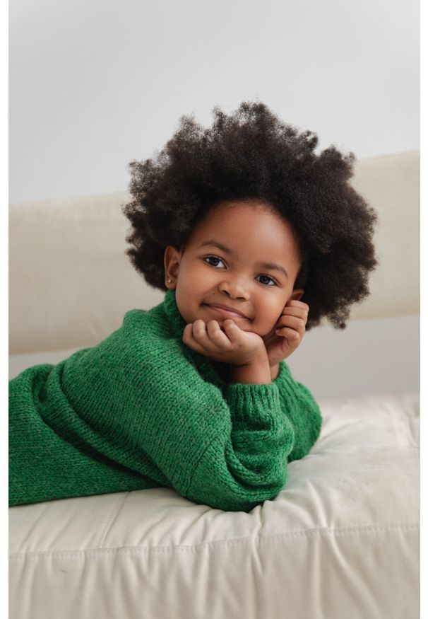 Marsala - MINI Sweter oversize z bufiastym rękawem w kolorze DARK GREEN - RIVERO-2. Okazja: na co dzień. Kolor: zielony. Materiał: akryl, wełna. Sezon: zima, jesień, wiosna, lato. Styl: casual