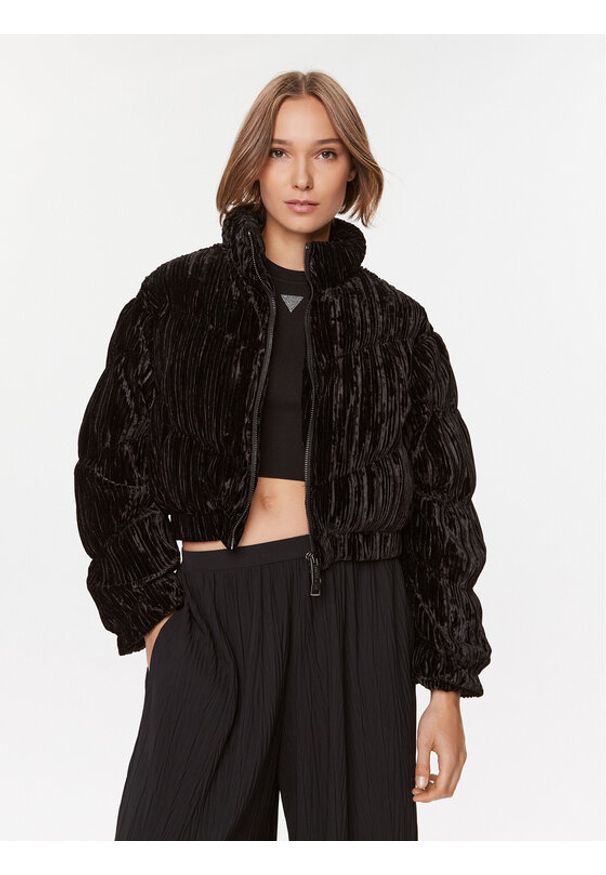 Guess Kurtka zimowa Roux W3BL10 KBWC2 Czarny Relaxed Fit. Kolor: czarny. Materiał: syntetyk. Sezon: zima