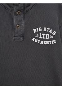 Big-Star - Bluza męska ze stójką czarna Julian 906. Typ kołnierza: kołnierzyk stójkowy. Kolor: czarny. Materiał: dzianina, jeans. Wzór: aplikacja, ze splotem. Styl: sportowy, elegancki