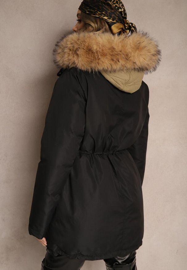 Renee - Czarna Kurtka Parka Ściągana w Talii z Podwójnym Suwakiem i Kapturem z Futrem Edrieth. Okazja: na co dzień. Kolor: czarny. Materiał: futro. Styl: casual