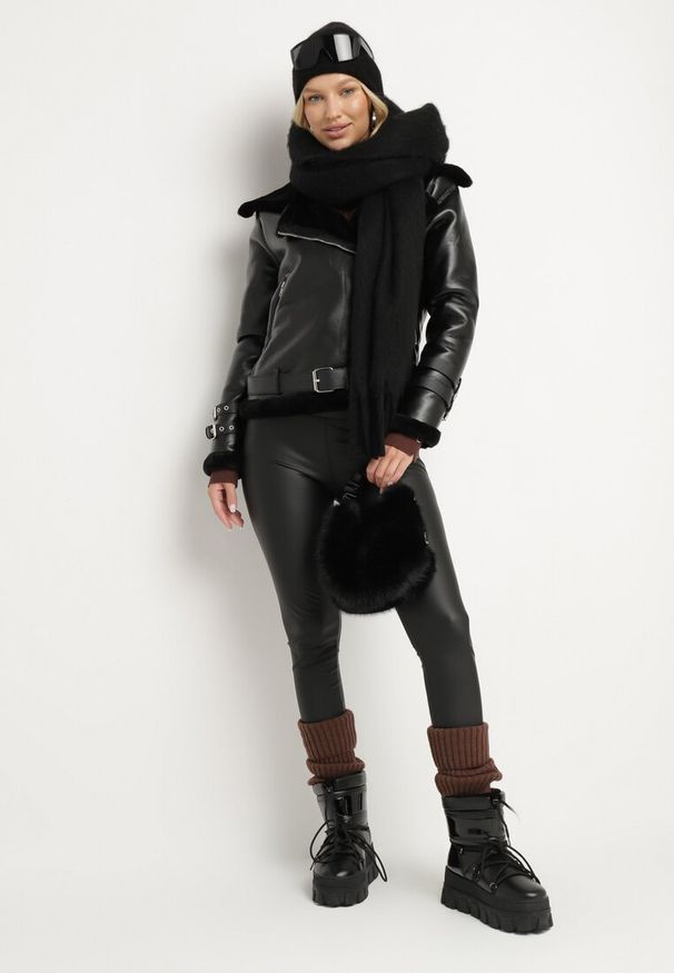 Born2be - Czarna Kurtka Biker Thalica. Okazja: na co dzień. Kolor: czarny. Materiał: futro. Długość rękawa: długi rękaw. Długość: krótkie. Wzór: aplikacja. Sezon: zima, jesień. Styl: casual