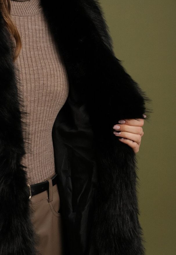 Born2be - Czarna Kurtka Futerko o Prostym Kroju z Cienkim Wiązanym Paskiem Casatte. Okazja: do pracy, na spotkanie biznesowe. Typ kołnierza: golf. Kolor: czarny. Materiał: futro. Wzór: aplikacja. Styl: biznesowy