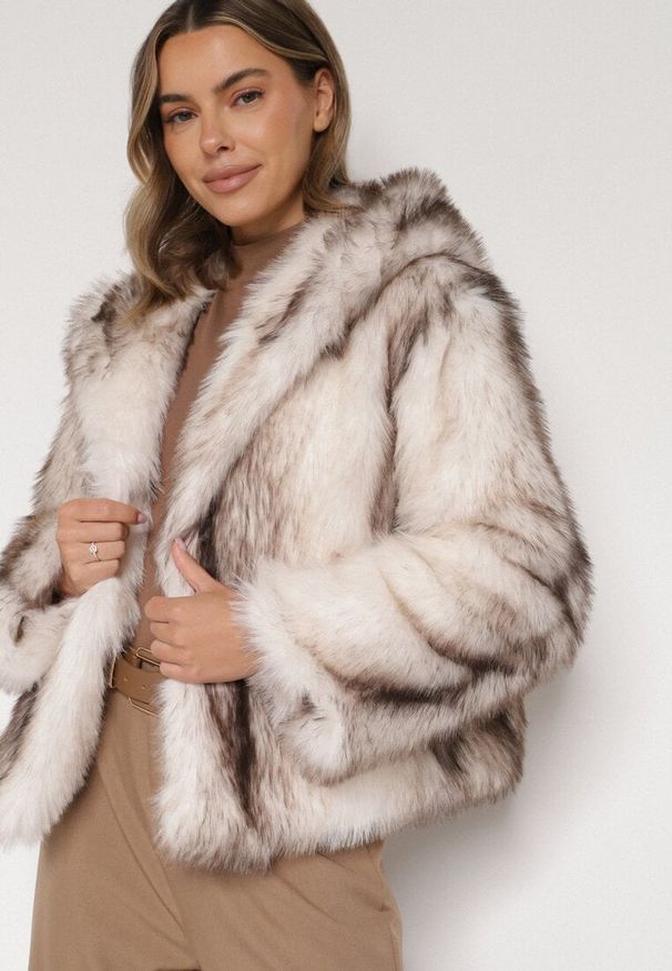 Born2be - Jasnobeżowa Futrzana Kurtka z Nieodpinanym Kapturem Tusarea. Kolor: beżowy. Materiał: futro. Styl: elegancki