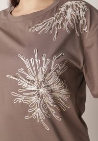 Born2be - Brązowy T-shirt Bawełniany z Ozdobnymi Cekinami Greyfeather. Okazja: do pracy, na co dzień, na spotkanie biznesowe. Kolekcja: plus size. Kolor: brązowy. Materiał: bawełna. Długość: długie. Wzór: gładki. Styl: elegancki, biznesowy, casual #5