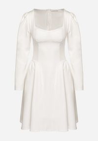 Born2be - Biała Rozkloszowana Sukienka z Usztywnianymi Miseczkami Tillimara. Kolor: biały. Typ sukienki: dopasowane #3