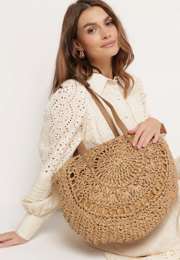 Born2be - Ciemnobeżowa Torebka Pleciona w Stylu Boho o Półokrągłym Fasonie na Suwak Qubi. Kolor: beżowy. Styl: boho