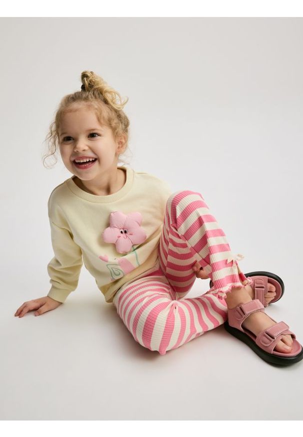 Reserved - Prążkowane spodnie w paski - wielobarwny. Materiał: prążkowany. Wzór: paski