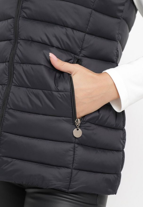 Born2be - Czarna Pikowana Kamizelka z Kieszeniami na Suwaki i Kapturem Lunevc. Kolor: czarny