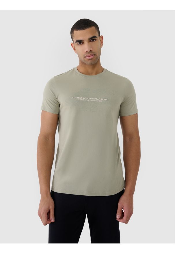 4f - T-shirt regular z nadrukiem męski - khaki. Okazja: na co dzień. Kolor: oliwkowy, brązowy, wielokolorowy. Materiał: dzianina, bawełna, jersey. Długość rękawa: krótki rękaw. Długość: krótkie. Wzór: nadruk. Styl: sportowy, klasyczny, casual