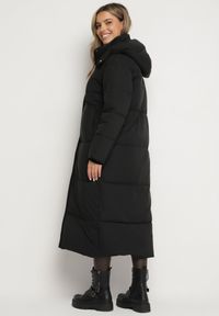 Born2be - Czarna Pikowana Kurtka o Długim Fasonie z Odpinanym Kapturem Daivera. Okazja: na spacer. Kolor: czarny. Materiał: dzianina. Długość: długie. Sezon: zima #4