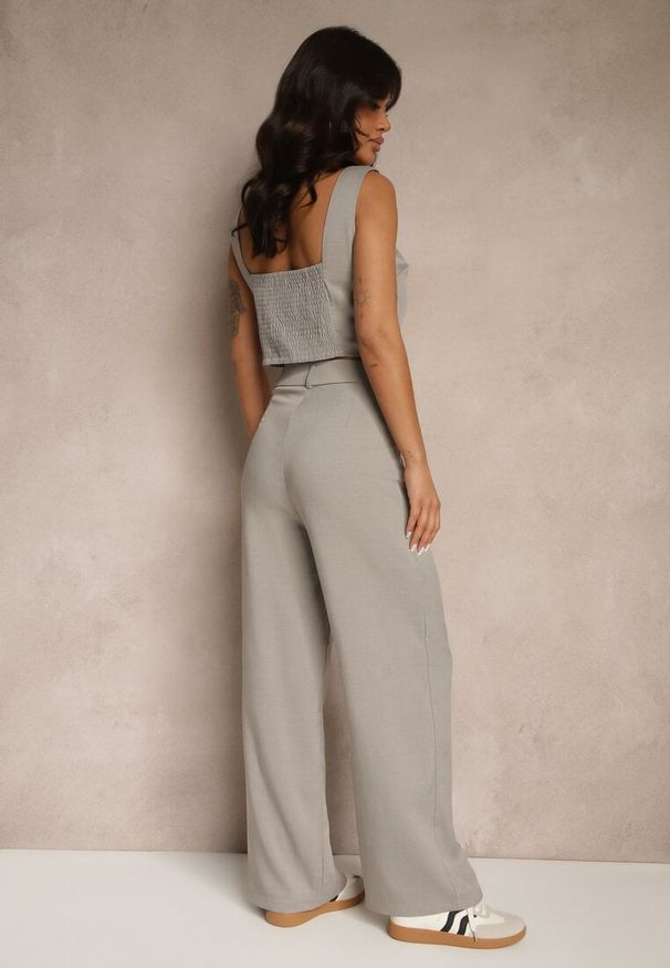 Renee - Szary Komplet Top Zdobiony Guzikami i Spodnie o Szerokim Kroju Liracelle. Kolor: szary. Wzór: aplikacja