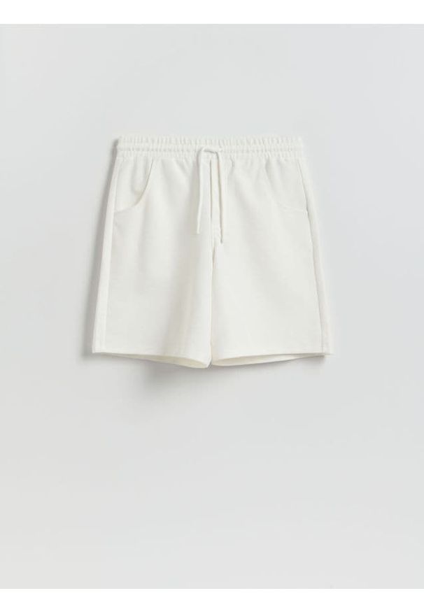 Reserved - Szorty regular fit - złamana biel. Materiał: bawełna, dzianina