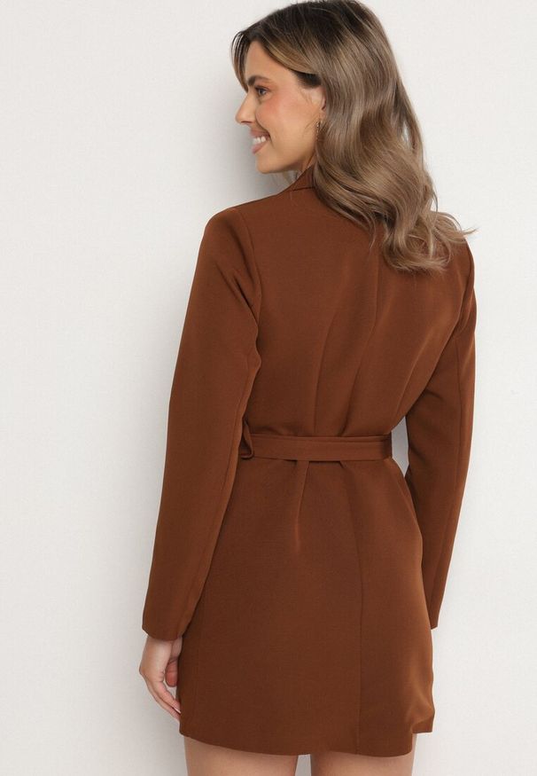 Born2be - Brązowa Sukienkowa Marynarka z Paskiem w Talii Saathvika. Okazja: na co dzień, na spotkanie biznesowe. Kolor: brązowy. Materiał: jeans, poliester. Styl: klasyczny, casual, elegancki, biznesowy