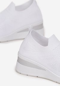 Born2be - Białe Buty Sportowe Dorothisa. Nosek buta: okrągły. Zapięcie: bez zapięcia. Kolor: biały. Materiał: materiał. Szerokość cholewki: normalna. Obcas: na koturnie #2