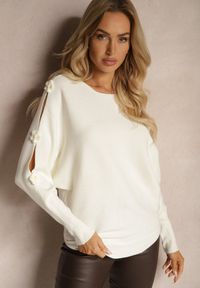 Renee - Jasnobeżowy Sweter z Wiskozą Ozdobiony Wycięciami na Rękawach Evathia. Okazja: na co dzień. Kolor: beżowy. Materiał: wiskoza. Wzór: aplikacja. Styl: casual, elegancki, wizytowy