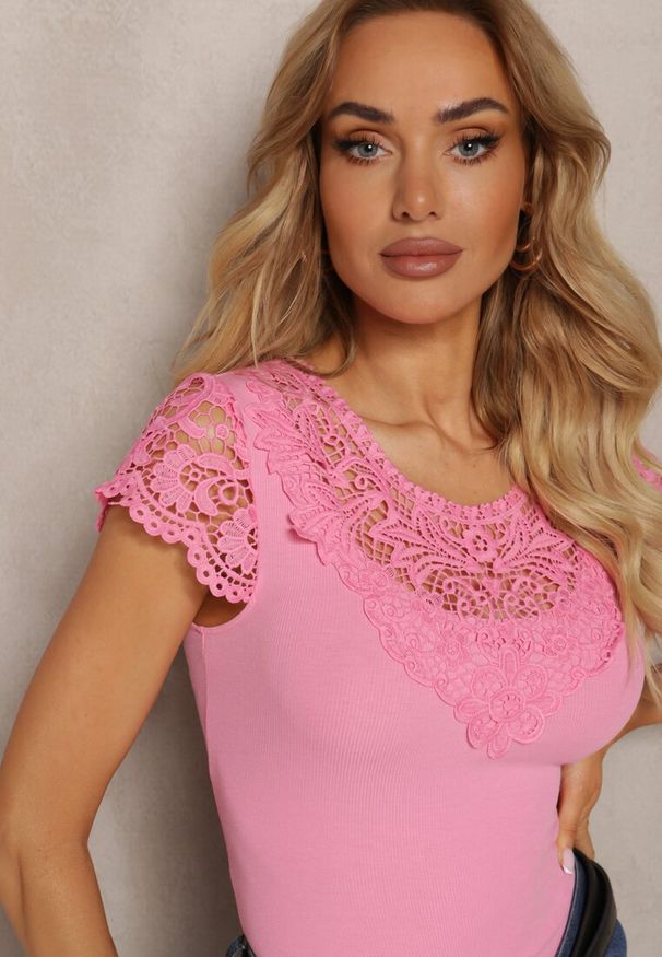 Renee - Różowy T-shirt z Prążkowanego Materiału z Koronkowymi Rękawami i Dekoltem Hlilada. Okazja: na co dzień. Typ kołnierza: dekolt w serek. Kolor: różowy. Materiał: koronka, materiał, prążkowany. Wzór: aplikacja, koronka. Styl: casual