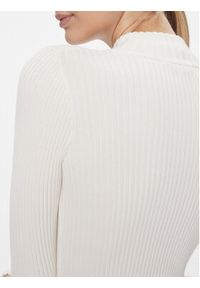 Tommy Jeans Sukienka dzianinowa Badge DW0DW17525 Biały Slim Fit. Kolor: biały. Materiał: syntetyk