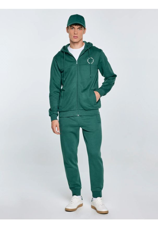 Big-Star - Bluza męska rozpinana z kapturem zielona Ajron 304. Okazja: na co dzień, na spacer. Typ kołnierza: kaptur. Kolor: zielony. Materiał: jeans, dresówka, dzianina. Wzór: haft. Styl: casual