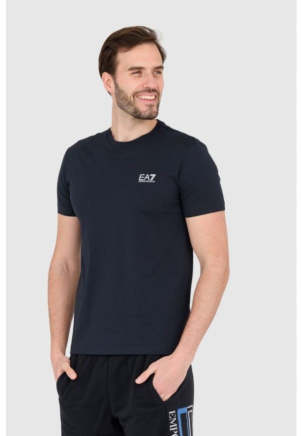 EA7 Emporio Armani - EA7 Granatowy t-shirt męski z małym logo. Kolor: niebieski
