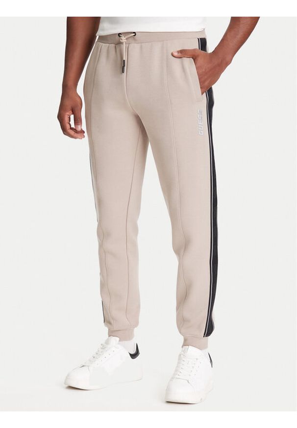 Guess Spodnie dresowe Z2YB09 KB3P2 Beżowy Regular Fit. Kolor: beżowy. Materiał: bawełna