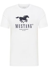 Mustang - MUSTANG ALEX C PRINT MĘSKI T-SHIRT KOSZULA LOGO TEE GENERAL WHITE 1015051 2045. Okazja: na co dzień. Materiał: bawełna. Wzór: nadruk. Styl: casual, elegancki, klasyczny