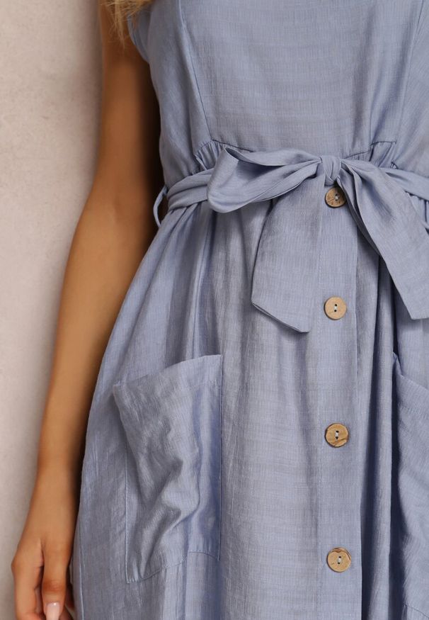 Renee - Niebieska Sukienka Hami. Kolor: niebieski. Materiał: materiał. Długość rękawa: na ramiączkach. Wzór: jednolity, aplikacja, gładki. Styl: elegancki. Długość: midi