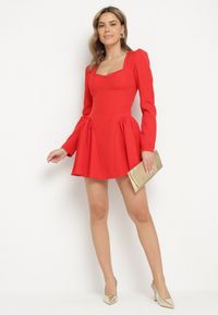 Born2be - Czerwona Koktajlowa Sukienka o Rozkloszowanym Kroju z Falbankami i Gorsetem Farian. Typ kołnierza: kołnierz z falbankami, dekolt gorset. Kolor: czerwony. Długość rękawa: długi rękaw. Typ sukienki: gorsetowe. Styl: wizytowy #5