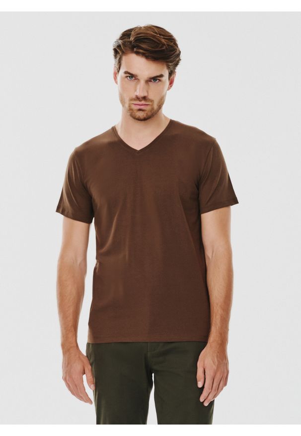 Pako Lorente - PAKO LORENTE – Brązowy gładki t-shirt v-neck. Kolor: czerwony, brązowy. Materiał: bawełna, elastan. Wzór: gładki