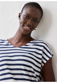 bonprix - Bluzka z czystego lnu z rękawami typu nietoperz. Typ kołnierza: dekolt w serek. Kolor: niebieski. Materiał: len. Wzór: paski. Sezon: lato #2