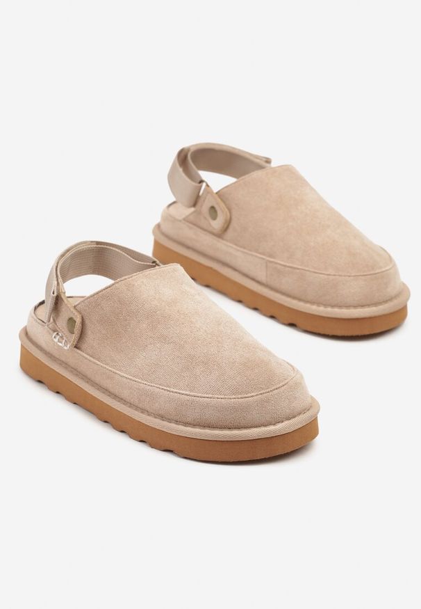 Renee - Beżowe Klapki w Stylu Chodaków z Paskiem Podtrzymującym Piętę Firgis. Okazja: na co dzień. Kolor: beżowy. Materiał: jeans. Obcas: na platformie. Styl: casual