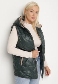 Born2be - Ciemnozielona Pikowana Kamizelka z Odpinanym Kapturem Rilanisa. Okazja: na co dzień. Kolor: zielony. Materiał: jeans. Styl: klasyczny, casual, elegancki