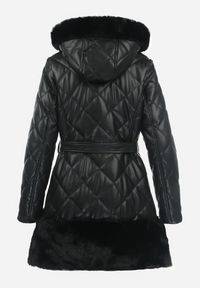 Born2be - Czarna Pikowana Kurtka z Kapturem Wiązana Paskiem Ozdobiona Sztucznym Futerkiem Sagure. Typ kołnierza: kaptur. Kolor: czarny. Materiał: futro. Wzór: aplikacja #7