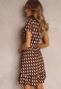 Renee - Brązowa Sukienka LaRue. Kolor: brązowy. Materiał: materiał. Wzór: geometria. Sezon: lato. Typ sukienki: kopertowe, dopasowane. Długość: mini #5