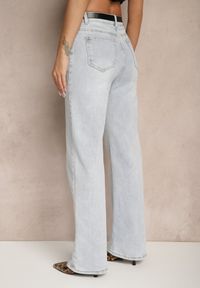 Renee - Jasnoniebieskie Jeansy High Waist o Szerokim Kroju w Klasycznym Stylu Sesalitia. Okazja: na co dzień. Stan: podwyższony. Kolor: niebieski. Wzór: aplikacja. Styl: klasyczny
