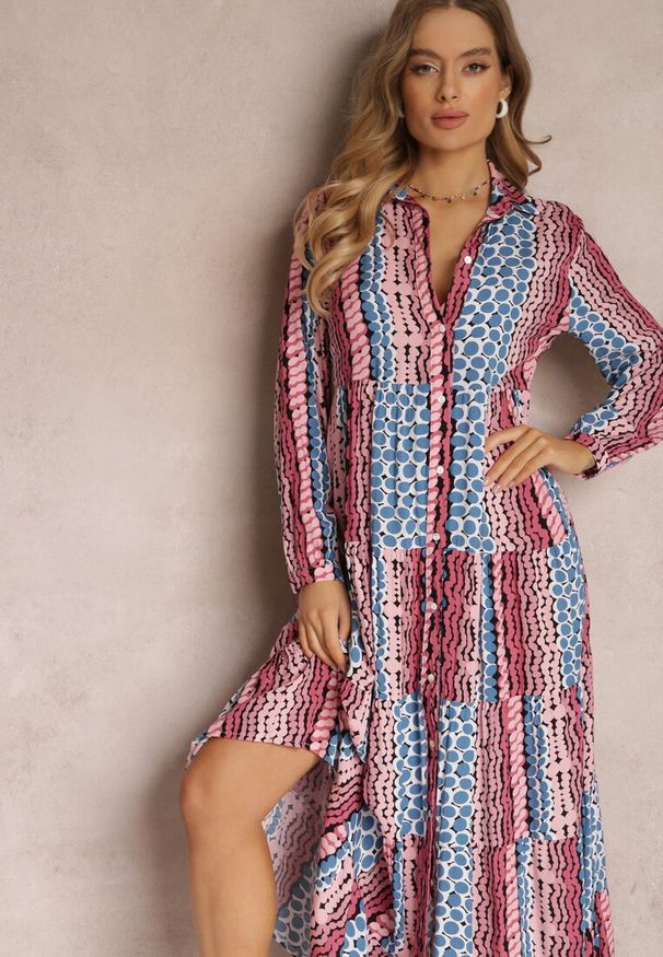 Renee - Niebiesko-Różowa Sukienka Maxi o Koszulowym Fasonie Vender. Kolor: niebieski. Materiał: wiskoza, tkanina. Długość rękawa: długi rękaw. Wzór: aplikacja, nadruk. Typ sukienki: koszulowe. Długość: maxi
