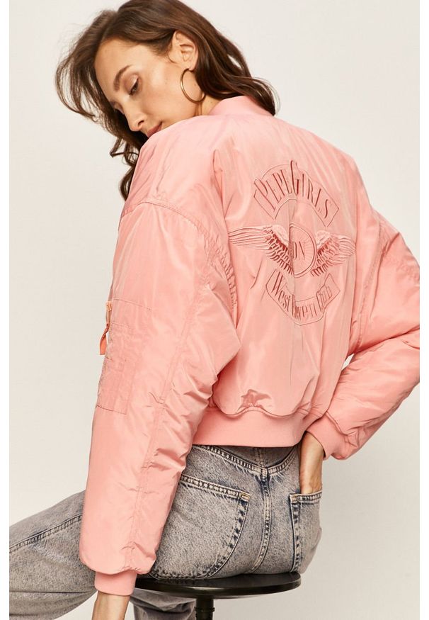 Pepe Jeans - Kurtka bomber Irina x Dua Lipa. Typ kołnierza: bez kaptura. Kolor: różowy. Materiał: bawełna, poliester, materiał, elastan. Wzór: gładki