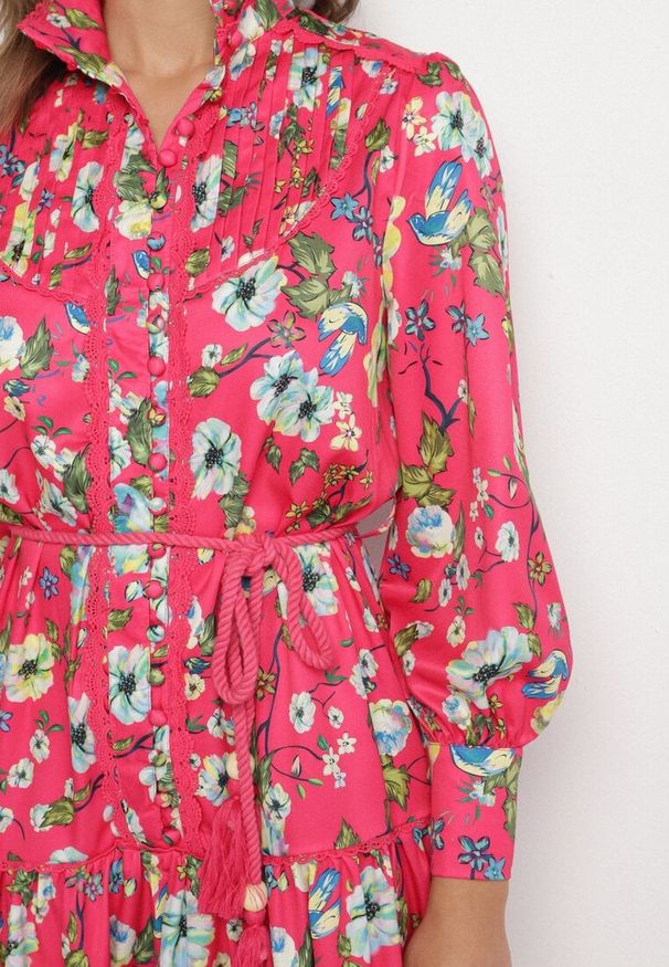 Born2be - Fuksjowa Koszulowa Sukienka ze Stójką i Falbanką Madalyn. Typ kołnierza: kołnierzyk stójkowy. Kolor: różowy. Materiał: koronka. Typ sukienki: koszulowe