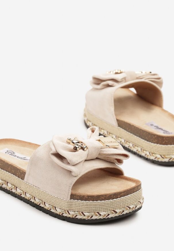 Born2be - Beżowe Klapki na Grubej Podeszwie Zdobione Kokardą z Metalicznymi Aplikacjami Tenalenea. Okazja: na co dzień, na spacer. Kolor: beżowy. Wzór: aplikacja. Sezon: lato. Styl: casual, elegancki