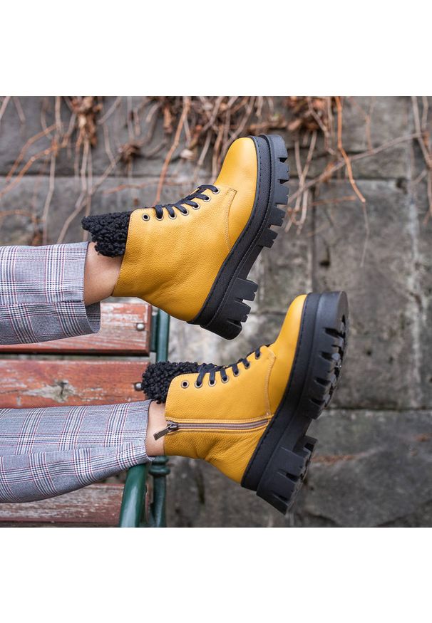 Botki damskie Blu, z naturalnej skóry licowej na masywnej traktorowej podeszwie z miękkim futrzanym językiem, żółte, 99-13 G Bocle. Okazja: na spacer. Kolor: żółty. Materiał: futro, skóra. Szerokość cholewki: normalna. Sezon: jesień. Obcas: na obcasie. Styl: elegancki. Wysokość obcasa: niski